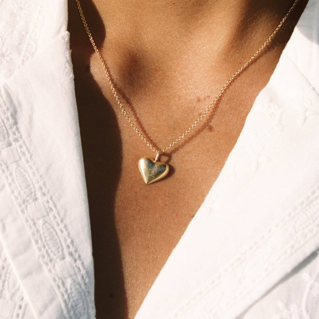 simplistic golden heart necklace 